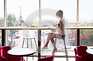 Hermosa chica en cafetería en París 