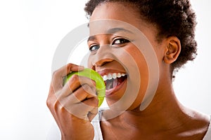 Krásná dívka jíst jablko 