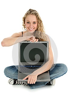 Bella ragazza sul pavimento computer portatile 