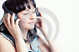 Bella ragazza cuffie ascoltando sul musica 