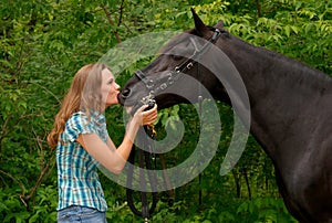 Bella ragazza baciarsi suo Carino un cavallo 