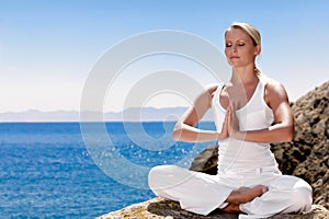 Hermosa chica meditación en 