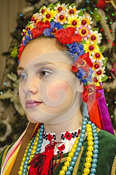 Krásne dievča v ukrajinec kostým 