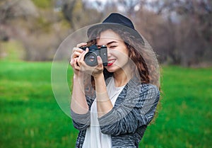 Hermoso ondulado cabello posesión viejo llevar una foto 