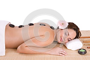 Krásná dívka relaxační na masáž stůl 