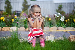 Bella ragazza suo giardino un ridere 