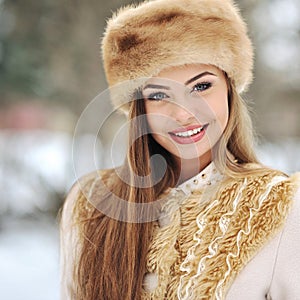 Hermosa chica en el invierno externo 