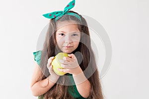 Piccolo bella ragazza odontoiatria denti mela poco 