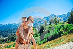 Bellissimo famiglia felice montagne da nebbia 