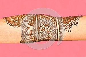 Beautiful Heena Design In The Arm