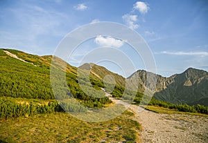 Krásny turistický chodník v horách. Horská krajina v Tatrách na Slovensku.