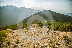 Krásny turistický chodník v horách. Horská krajina v Tatrách na Slovensku.