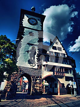 Krásny historický dom v gotickom štýle so zaujímavým pozadím