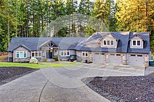 Beautiful house with driveway.