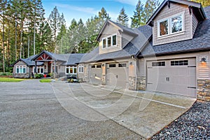 Beautiful house with driveway.