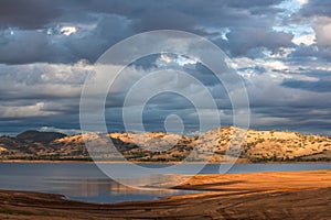 Beautiful Hume Lake amongst Victorian countryside hills