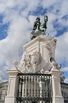 Beautiful image of the statue of King Jose on the Commerce square