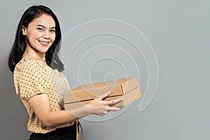 Beautiful indonesian woman posing holding a pizza box