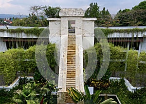 Hermoso javanés estilo jardín verdor a mucho de árboles plantas 