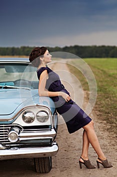 Retro-Frau posiert mit ein retro-Auto im freien.