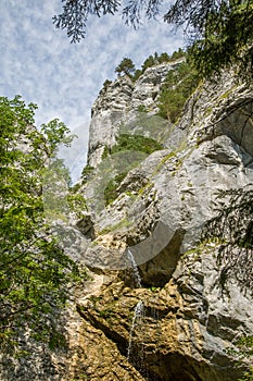 Krásna krajina útesov v lese v regióne Nízke Tatry.