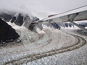 Avión mientras volador través de glaciar sobre el 