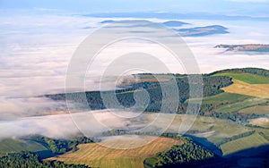 Krásny výhľad na krajinu na kopce a lúky, hmlu a oblaky