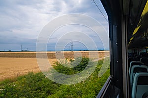 Krásny výhľad na krajinu z okna vlaku
