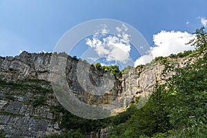 Vodopád najbližšie dediny z a na chodník balkánsky hory 