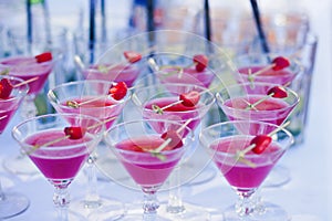 Bellissimo linea da diverso colorato alcol cocktail fumo sul festa,,, un gli altri sul 