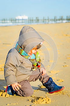 Lindo retrato joven sobre el Playa en el invierno 