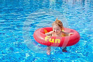 Hermoso pequeno una migaja cono flotar en piscina 