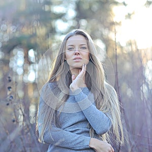 Bellissimo a lungo capelli bionda una donna toccante suo. esterno moda ritratto 