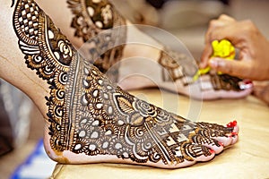 Beautiful mehndi design on the feet of a Hind bride.