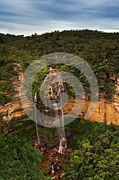 Bellissimo nebbioso cascata 