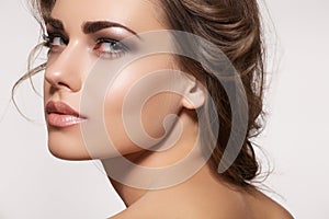 Bellissimo modello di donna, con un perfetto taglio di capelli ricci e naturale fresca make-up, beige gloss sulle labbra e ideale per la pelle lucida.
