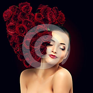 Hermoso una mujer rosas flor en cabello corazón Rostro belleza 