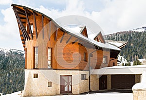 Krásna moderná drevenica zasnežená, lyžiarske stredisko Donovaly