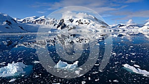 Zasnežené hory v krásny reflexné v modrý voda toky kanál najbližšie raj záliv antarktída 