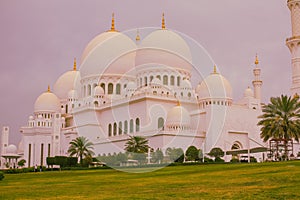 The beautiful mosque in the world located in Abu Dhabi