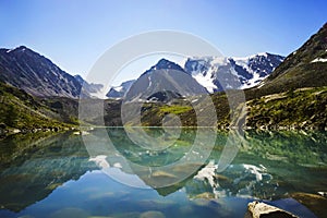 Krásný hora tyrkysový zrušte voda v Sibiř. odraz z hory 