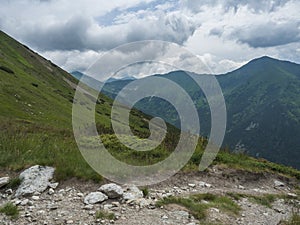 Krásná horská krajina se svěží zelenou trávou, zakrslou křovinou a holými vrcholky hor. Žiarska dolina, Západní