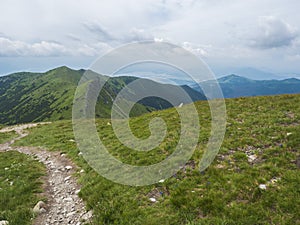 Krásna horská krajina Západných Tatier alebo panoráma Roháčov. Ostro zelené trávnaté vrcholky hôr s