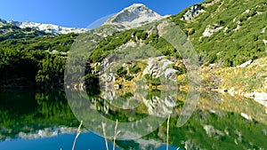 A beautiful mountaintop lake. 4K