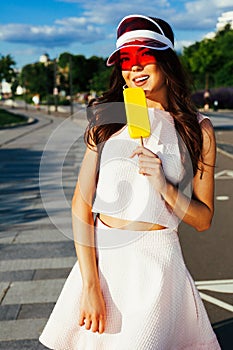 Hermoso multirracial asiático chino  caucásico mujer joven. crema comer esquimal crema sobre el calles 