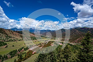 The beautiful natural scenery of the Qinghai-Tibet Plateau along National Highway 318