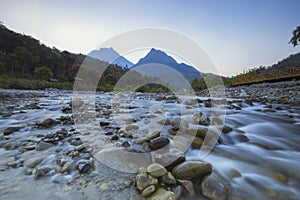 Hermoso naturaleza un rio más cercano montana, 