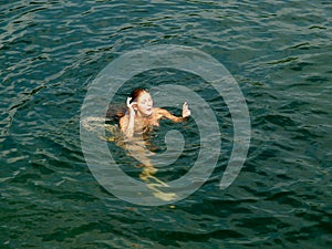 Bellissimo nudo una donna acqua 