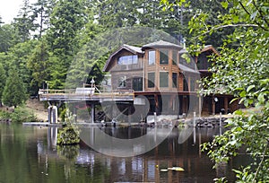 Beautiful Off Grid Home on Pond