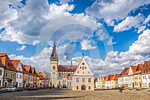 Krásný starý Bardejov s kostelem a hlavním náměstím na Slovensku